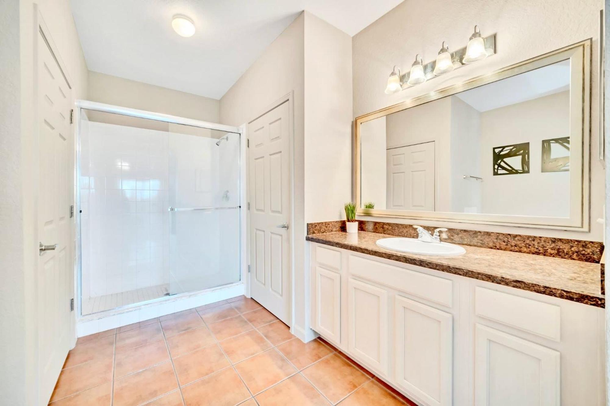 Near - 2br - Balcony Pool Hot Tub Holiday home Orlando