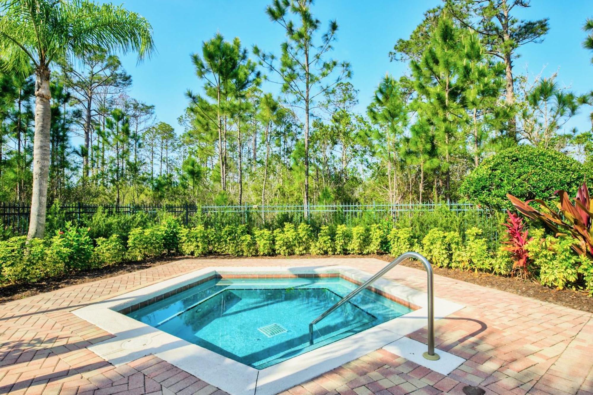 Near - 2br - Balcony Pool Hot Tub Holiday home